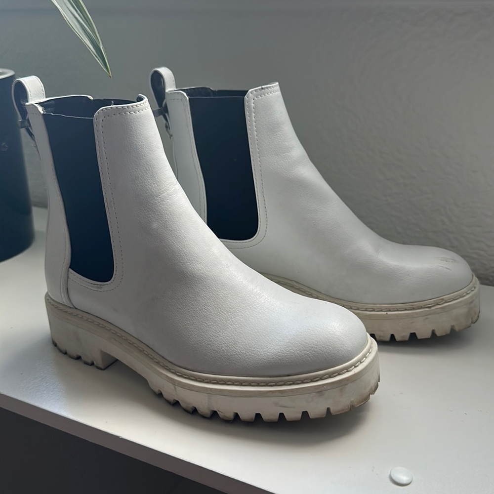 Kenneth Cole reaction boots white and black Chelsea boots